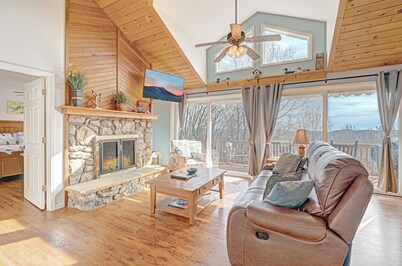 Birds Nest- Hot Tub w/ Mtn View, Whirlpool Bath, Gas Grill, Keyless Entry