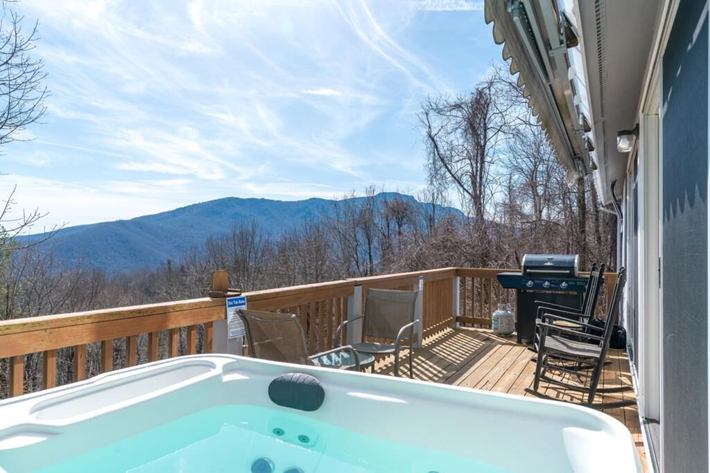 Birds Nest:  Mountain House, Mountain View, Hot Tub, Whirlpool Bath, One Level, Gas Grill, Keyles...