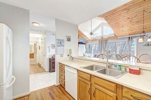 Lave-vaisselle, cafetière-théière, vaisselle et ustensiles