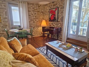 Fernseher, DVD-Player, Bücher, Arbeitsbereiche