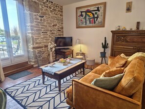 Fernseher, DVD-Player, Bücher, Arbeitsbereiche