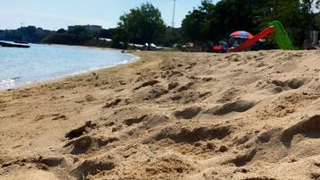 Am Strand, weißer Sandstrand, kostenloser Shuttle zum Strand