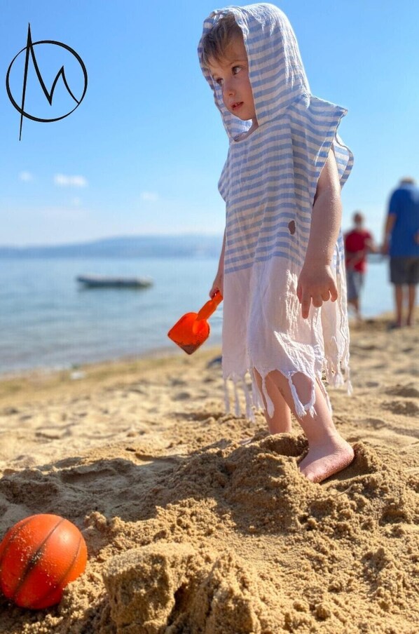En la playa, arena blanca, traslado desde/hacia la playa gratis