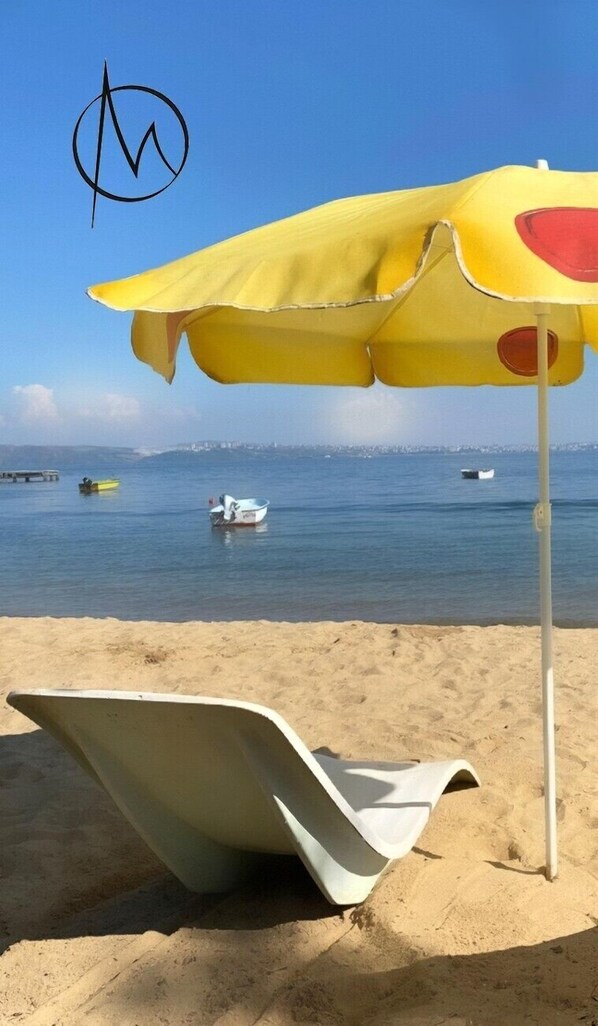 On the beach, white sand, free beach shuttle, sun loungers