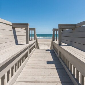On the beach - Sea-breezin' - Beachfront Condo                   (Surfside Beach)