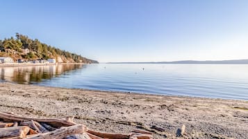 Sulla spiaggia, lettini da mare, teli da spiaggia
