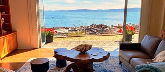 Beach house no-bank waterfront 4-bedroom vacation home on Camano Island