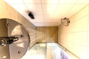 Dusch, regndusch, hårtork och handdukar