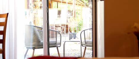 Deluxe tweepersoonskamer, balkon | Een minibar, een kluis op de kamer, een bureau, gratis babybedden