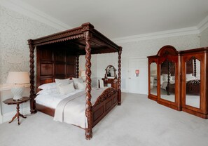 11 bedrooms, iron/ironing board, WiFi, bed sheets
