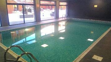 Una piscina cubierta