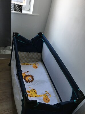 2 bedrooms, iron/ironing board, travel cot, free WiFi