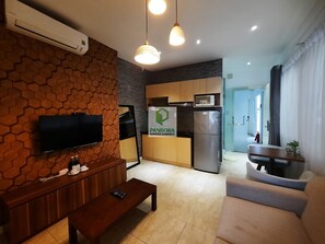 42-inch flat-screen TV with cable channels, TV - Pandora Lê Lai (Ho Chi Minh City)