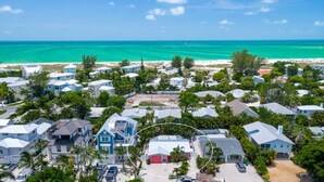 Zona residencial costera con casas, una playa y cielos despejados.