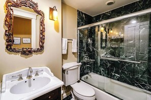 Douche, sèche-cheveux, serviettes fournies, shampoing