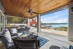 Outdoor dining - COZY, LUXURY LAKE HOUSE W/ STUNNING LAKE VIEWS!! (Lake Hamilton)