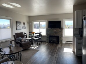 Smart TV, chimenea y libros