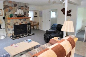 House, Multiple Beds (350 10th Ave) | Living room | Fireplace - 350 10th Ave (Seaside)