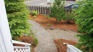 House, Multiple Beds (350 10th Ave) | Property grounds