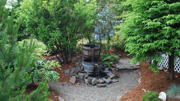 House, Multiple Beds (350 10th Ave) | Property grounds