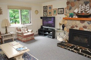 Casa, varias camas (350 10th Ave) | Sala de estar | Una chimenea