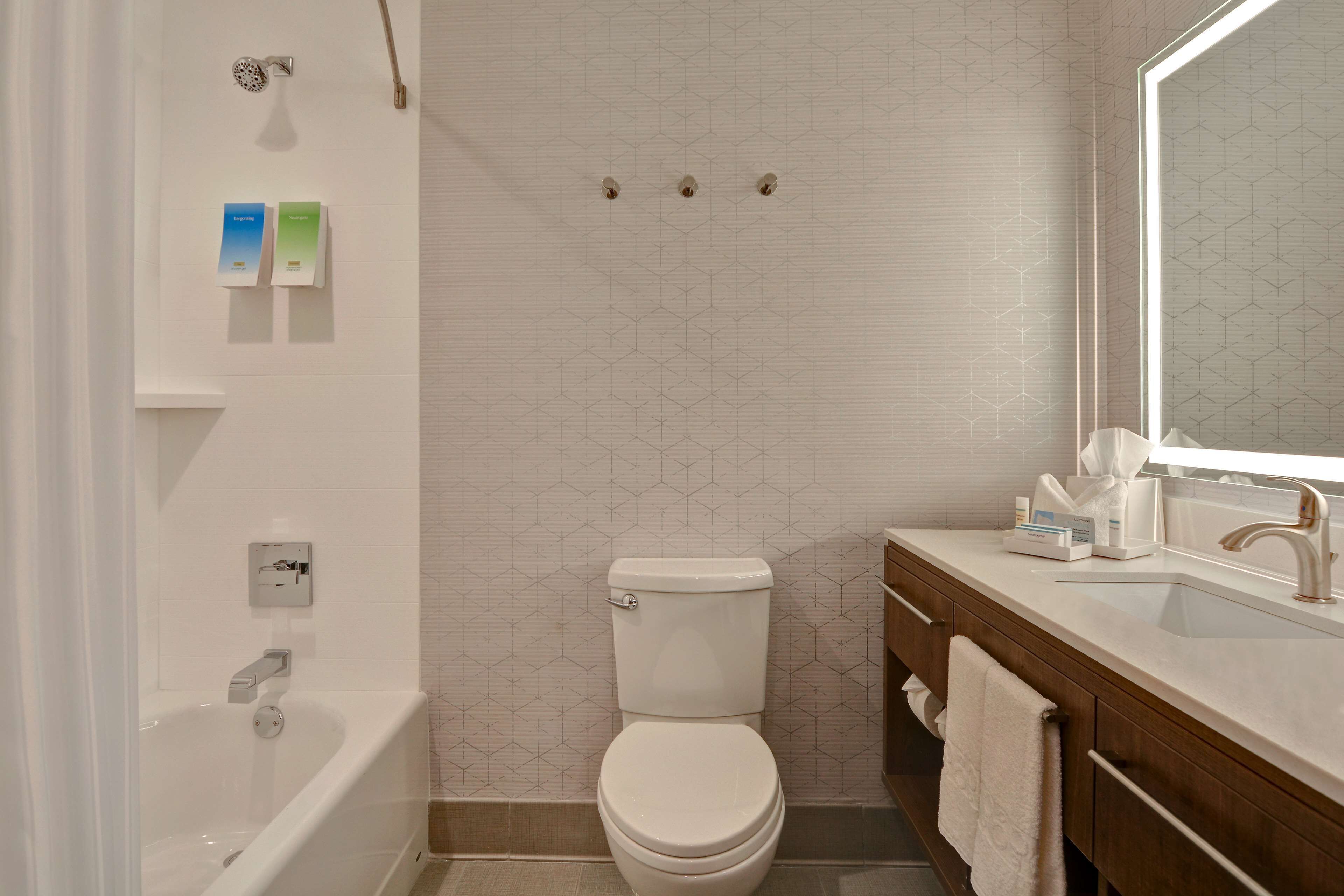 combined shower/bathtub, towels