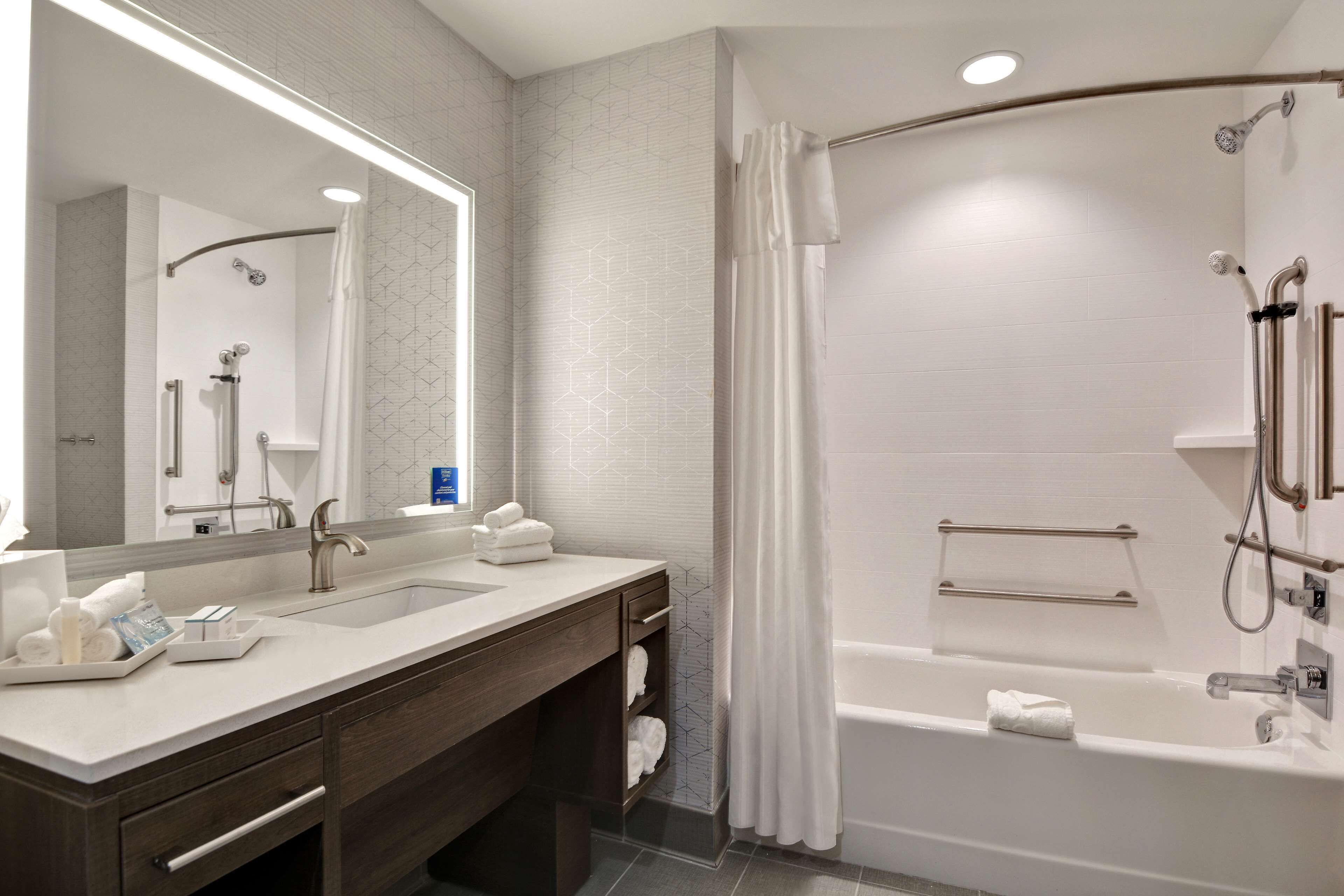 combined shower/bathtub, towels