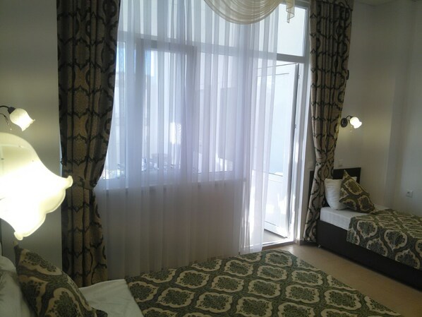 Basic-Dreibettzimmer | Bügeleisen/Bügelbrett, kostenloses WLAN, Bettwäsche