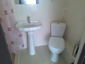 Basic Quadruple Room | Bathroom