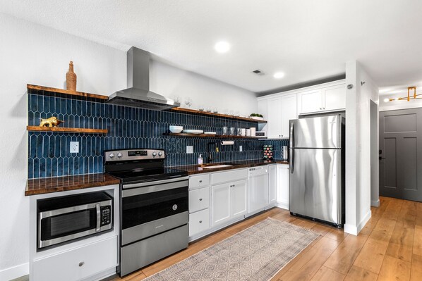 Fridge, microwave, stovetop, dishwasher