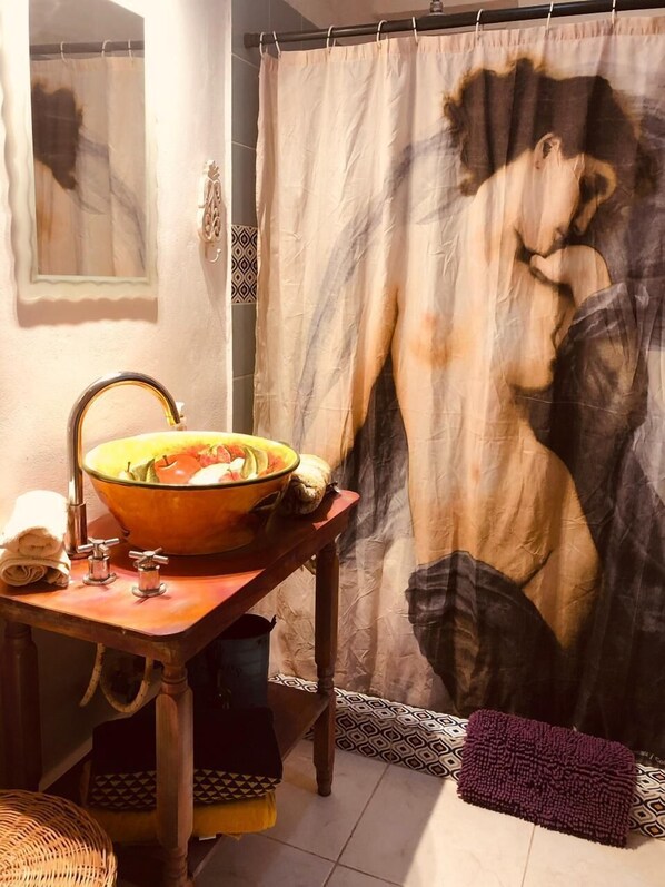 Een douche, een haardroger, handdoeken, zeep