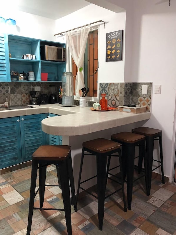 Appartement (Rosado) | Cuisine privée | Réfrigérateur grande capacité avec congélateur, four à micro-ondes