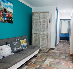 Appartement (Azul) | Woonruimte | Een televisie