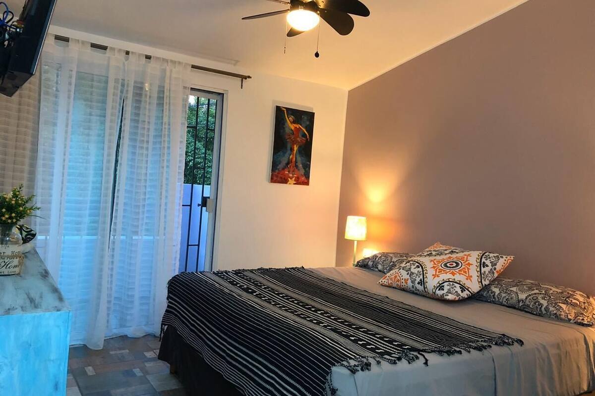 Appartement (Rosado) | 1 slaapkamer, een kluis op de kamer, een strijkplank/strijkijzer