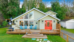 Exterior - Beachfront - Hot Tub - Dogs OK - Kayaks - Firepit (Clinton)