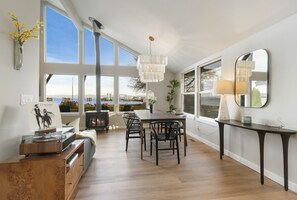 Interior - Beachfront - Hot Tub - Dogs OK - Kayaks - Firepit (Clinton)