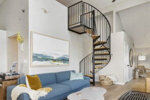 Smart TV, caminetto, lettore DVD, libri