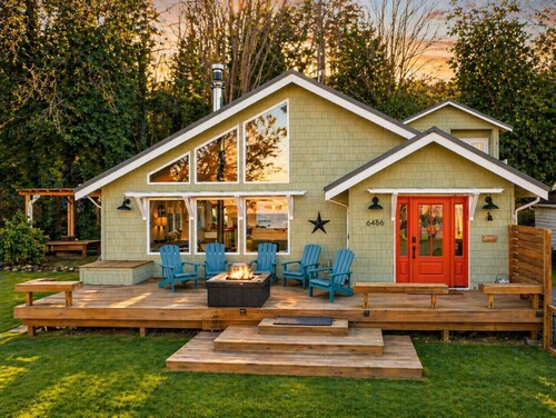 Beachfront Retreat with Hot Tub, Kayaks & Fire pit