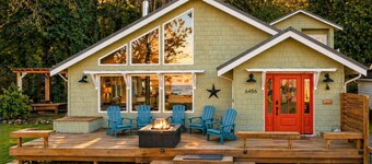 Beachfront Retreat with Hot Tub, Kayaks & Fire pit