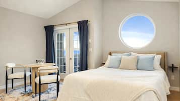 4 makuuhuonetta, tallelokero huoneessa, työpöytä, silitysrauta/-lauta