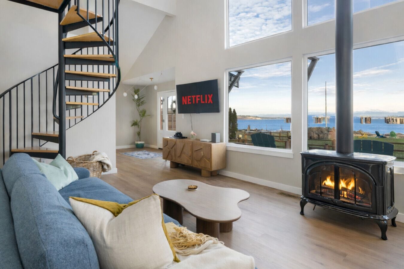 Smart-tv, een open haard, een dvd-speler en boeken