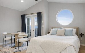 4 多间卧室、客房内保险箱、办公桌、熨斗/熨衣板