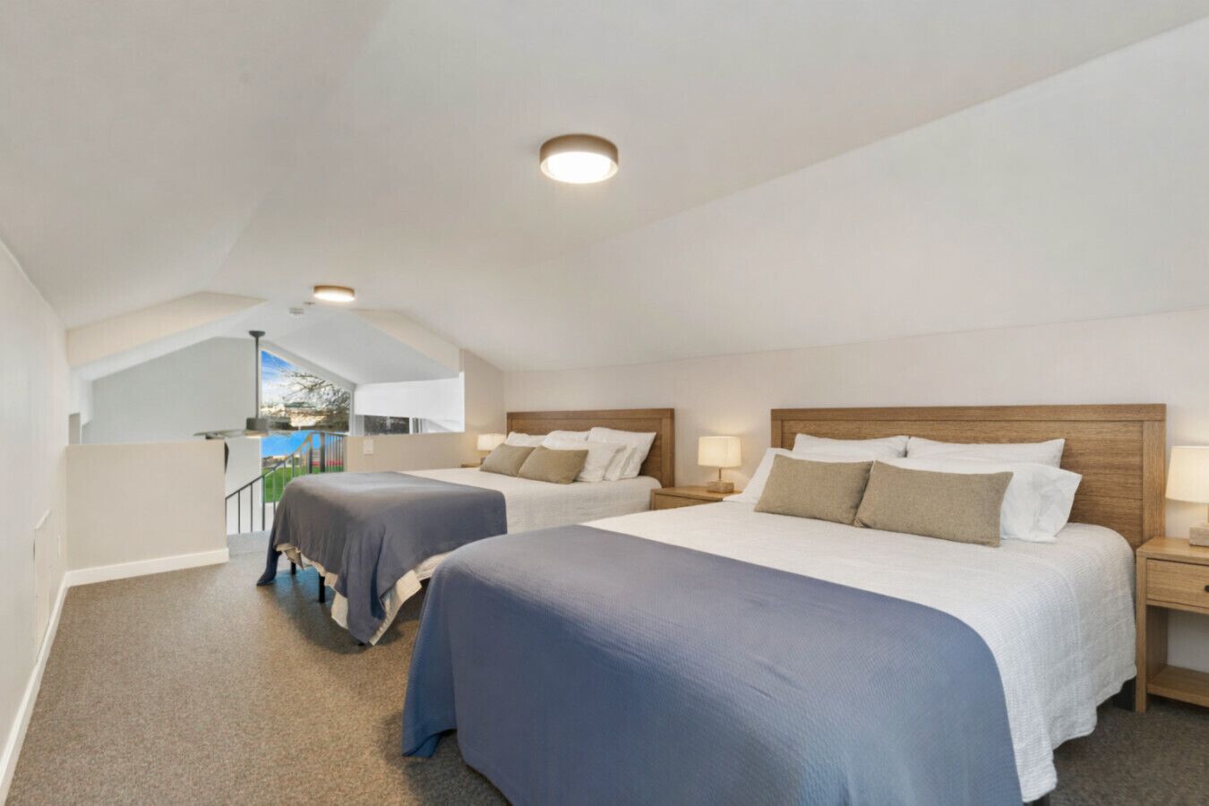 4 室のベッドルーム、セーフティボックス (室内)、デスク、アイロン / アイロン台