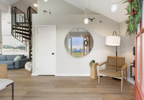 Una Smart TV, una chimenea, un reproductor de DVD, libros