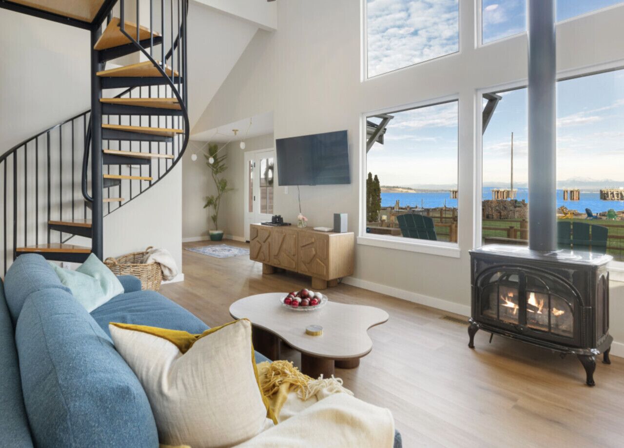 Een smart-tv, een open haard, een dvd-speler en boeken