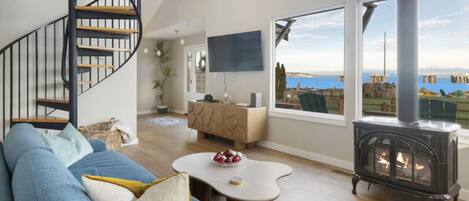 Smart-TV, Kamin, DVD-Player, Bücher