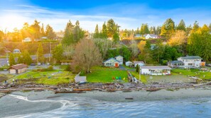 Exterior - Beachfront - Hot Tub - Dogs OK - Kayaks - Firepit (Clinton)