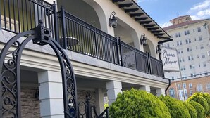 Un hotel con balcón, columnas de piedra y un letrero que dice 'Ocean Manor'.