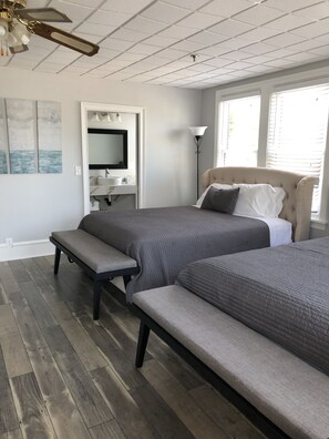 Family Suite | Living area | Flat-screen TV - Ocean Manor Inn (Ocean City)