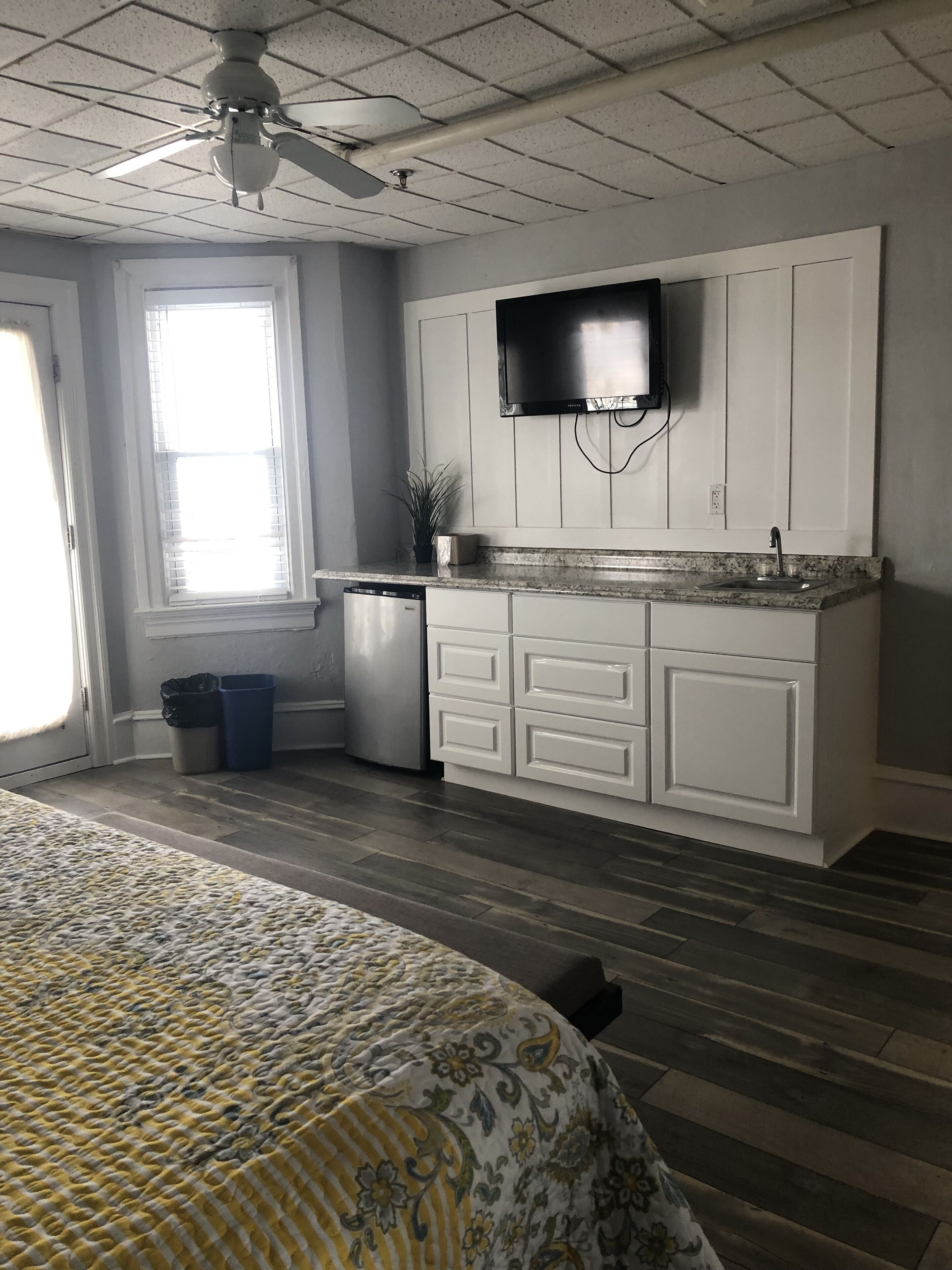 deluxe room | living area | flat-screen tv